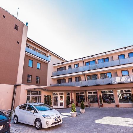 Garni Hotel Anne-Mary Piest'any Exteriör bild