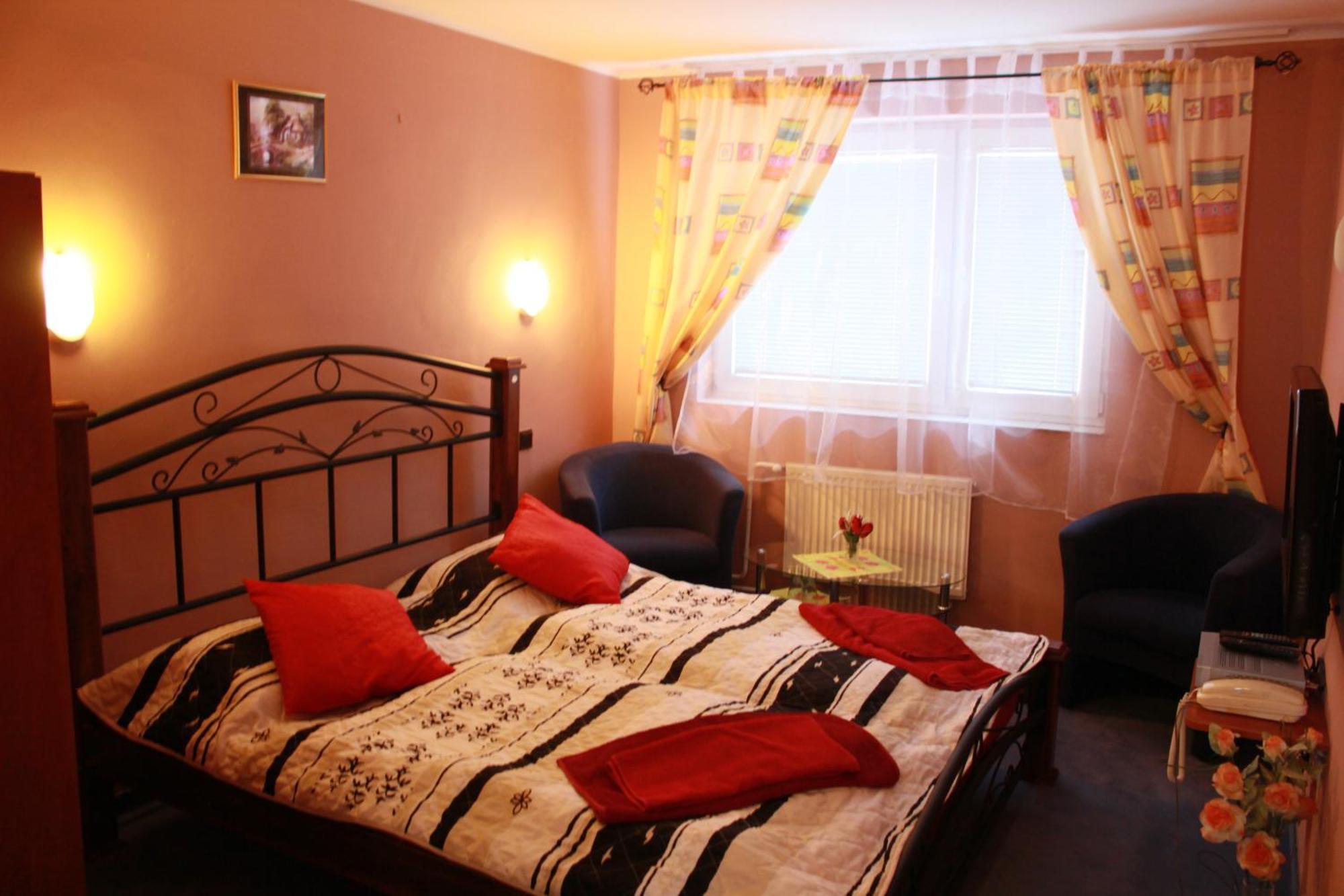 Garni Hotel Anne-Mary Piest'any Exteriör bild