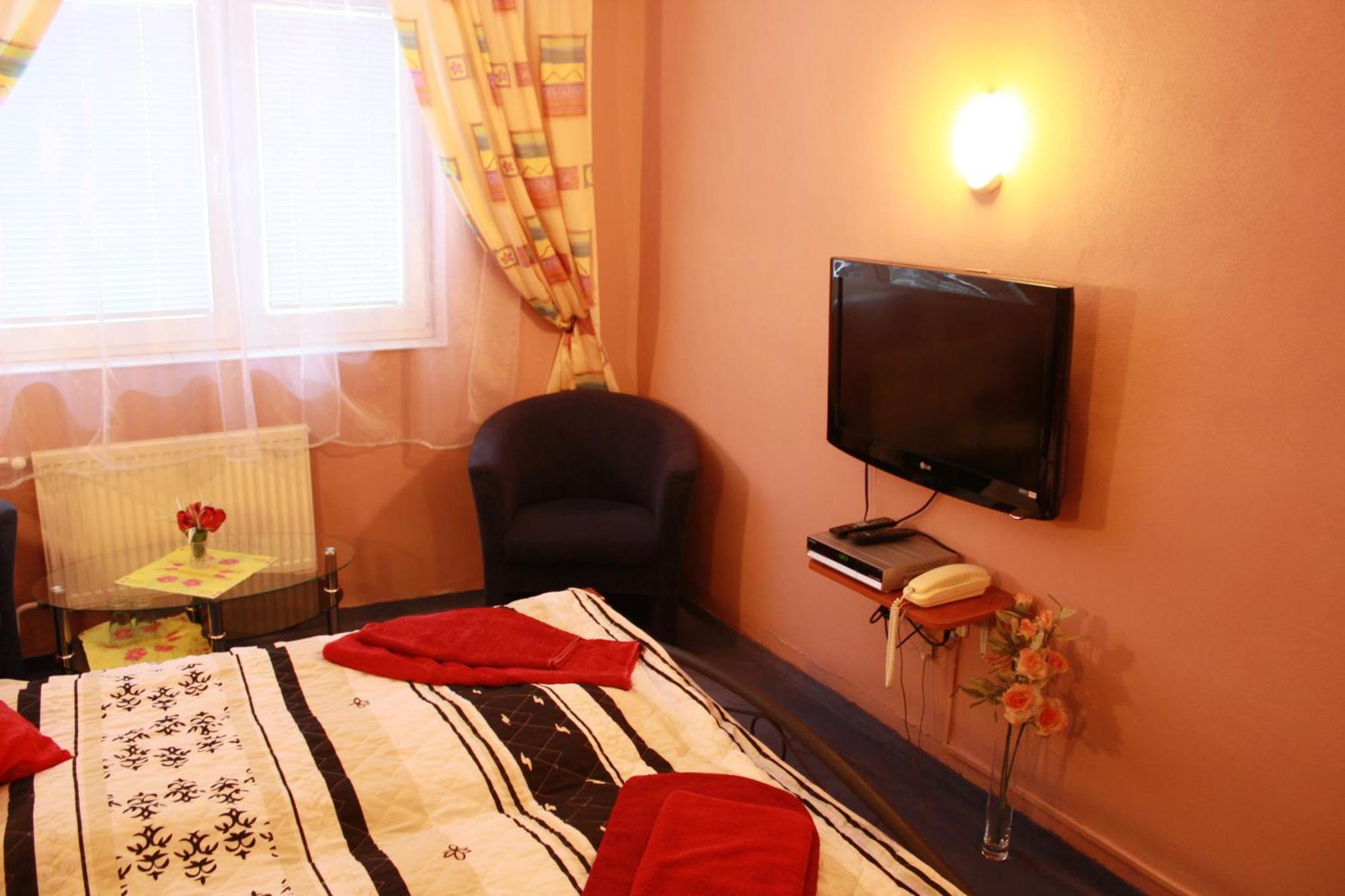 Garni Hotel Anne-Mary Piest'any Exteriör bild