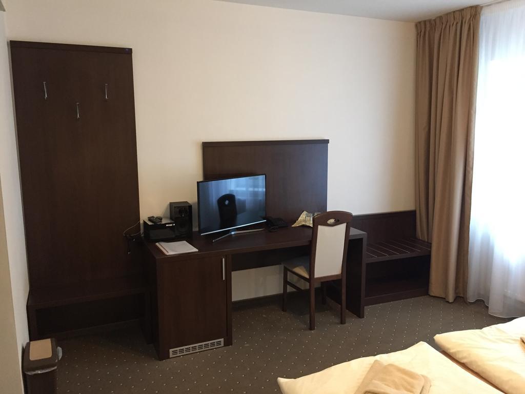 Garni Hotel Anne-Mary Piest'any Exteriör bild