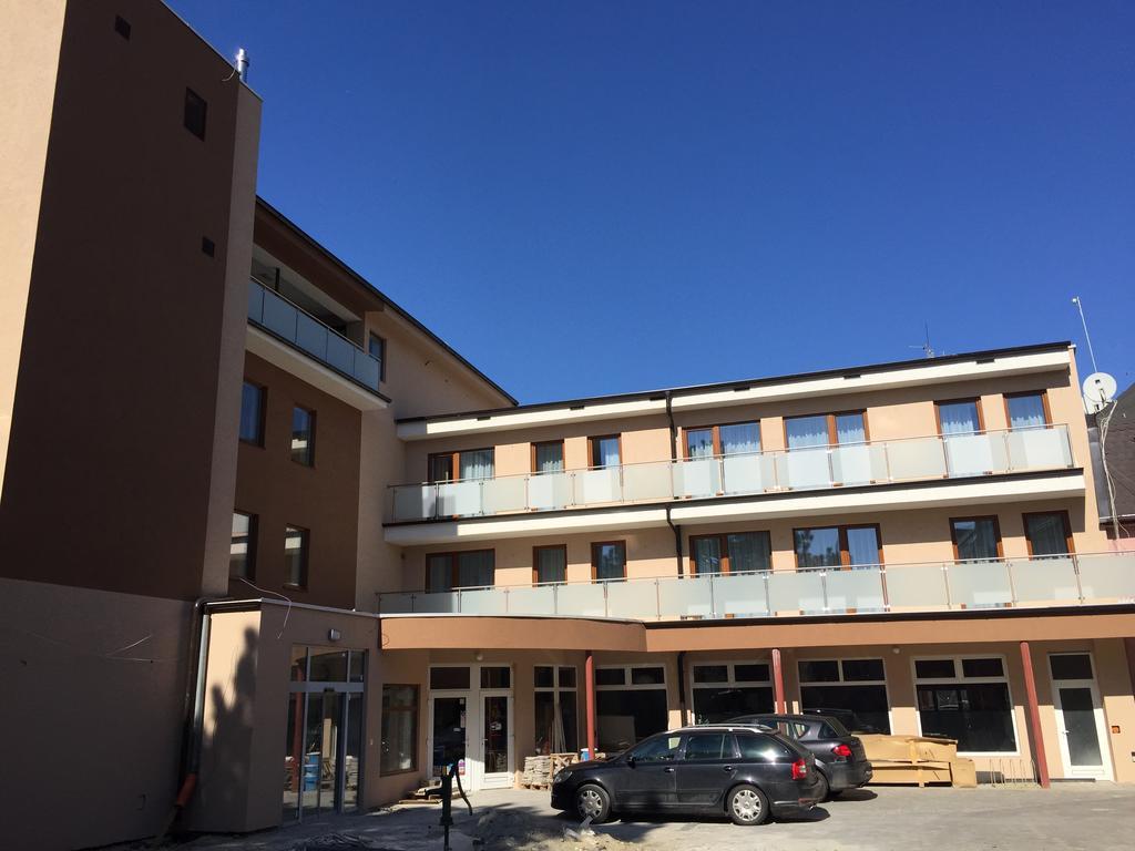 Garni Hotel Anne-Mary Piest'any Exteriör bild