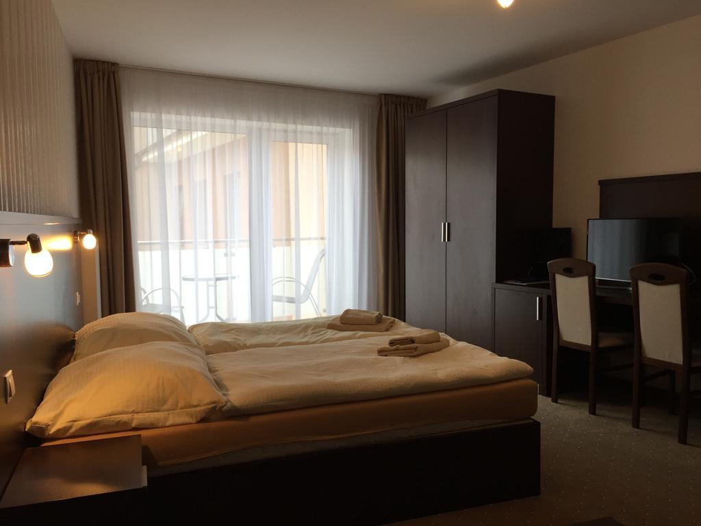 Garni Hotel Anne-Mary Piest'any Exteriör bild