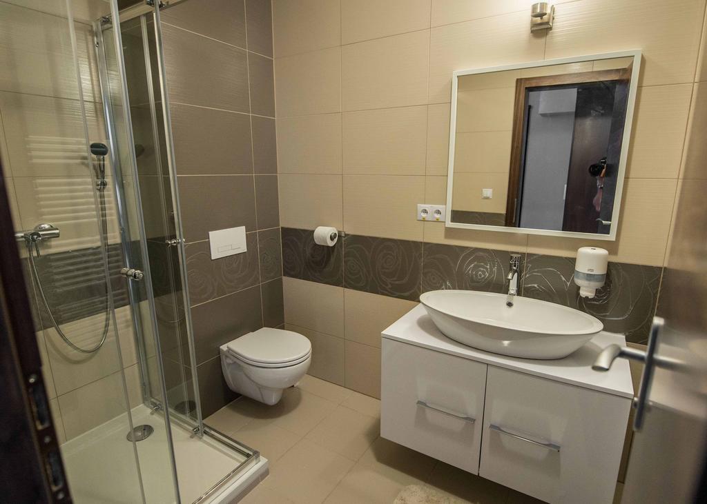 Garni Hotel Anne-Mary Piest'any Exteriör bild