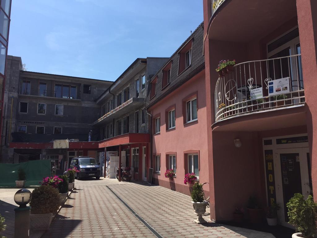 Garni Hotel Anne-Mary Piest'any Exteriör bild