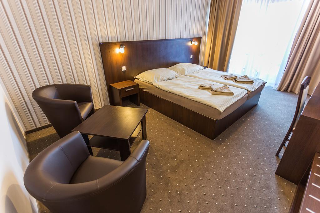 Garni Hotel Anne-Mary Piest'any Exteriör bild