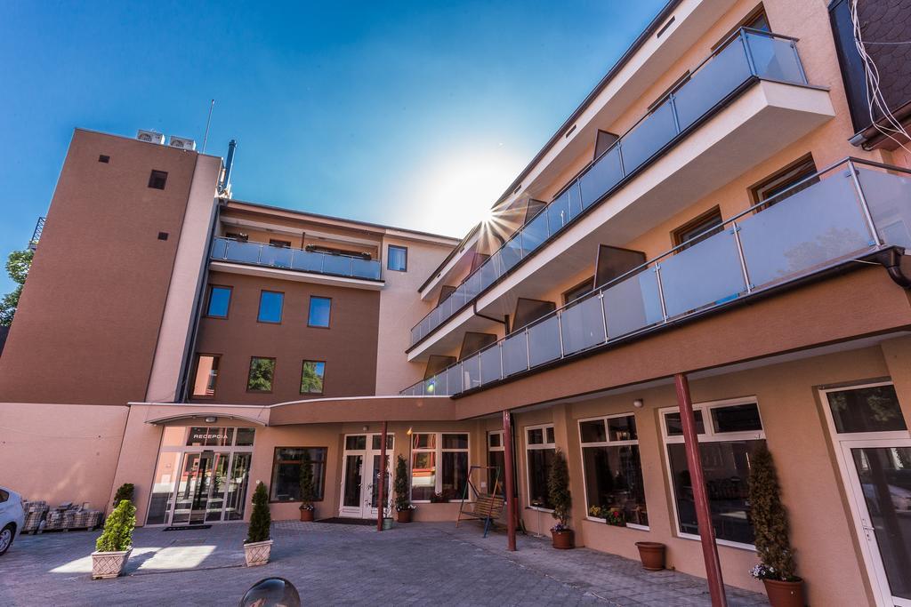 Garni Hotel Anne-Mary Piest'any Exteriör bild