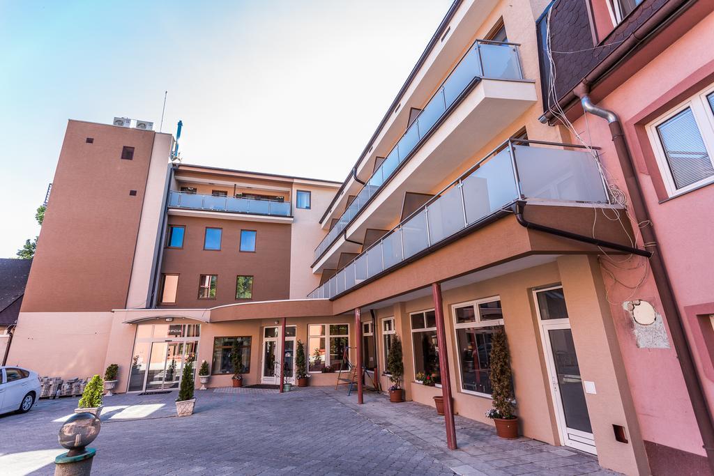 Garni Hotel Anne-Mary Piest'any Exteriör bild