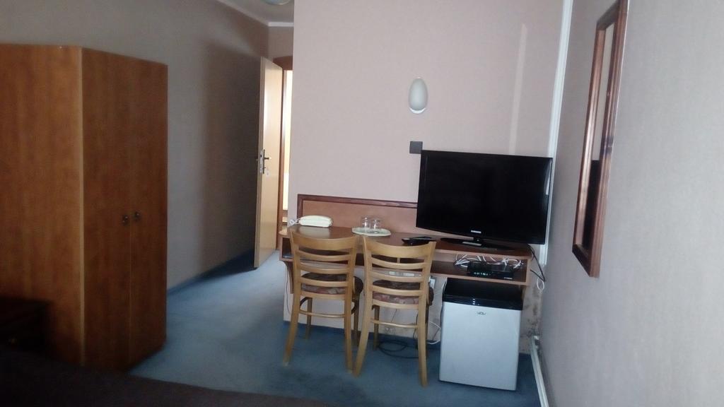 Garni Hotel Anne-Mary Piest'any Exteriör bild