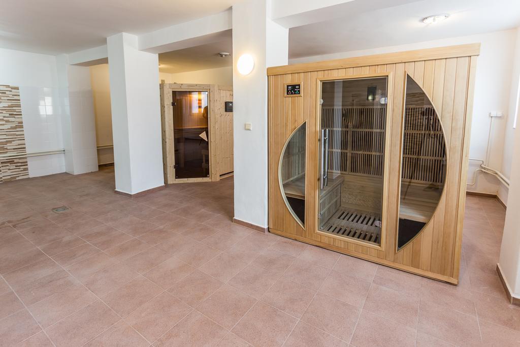 Garni Hotel Anne-Mary Piest'any Exteriör bild