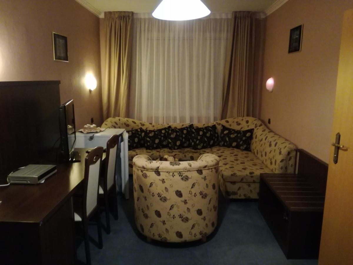 Garni Hotel Anne-Mary Piest'any Exteriör bild
