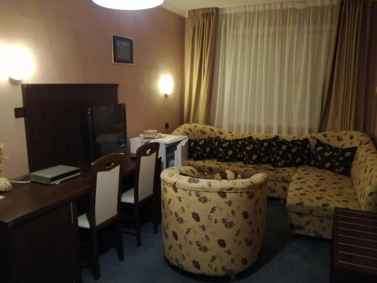 Garni Hotel Anne-Mary Piest'any Exteriör bild